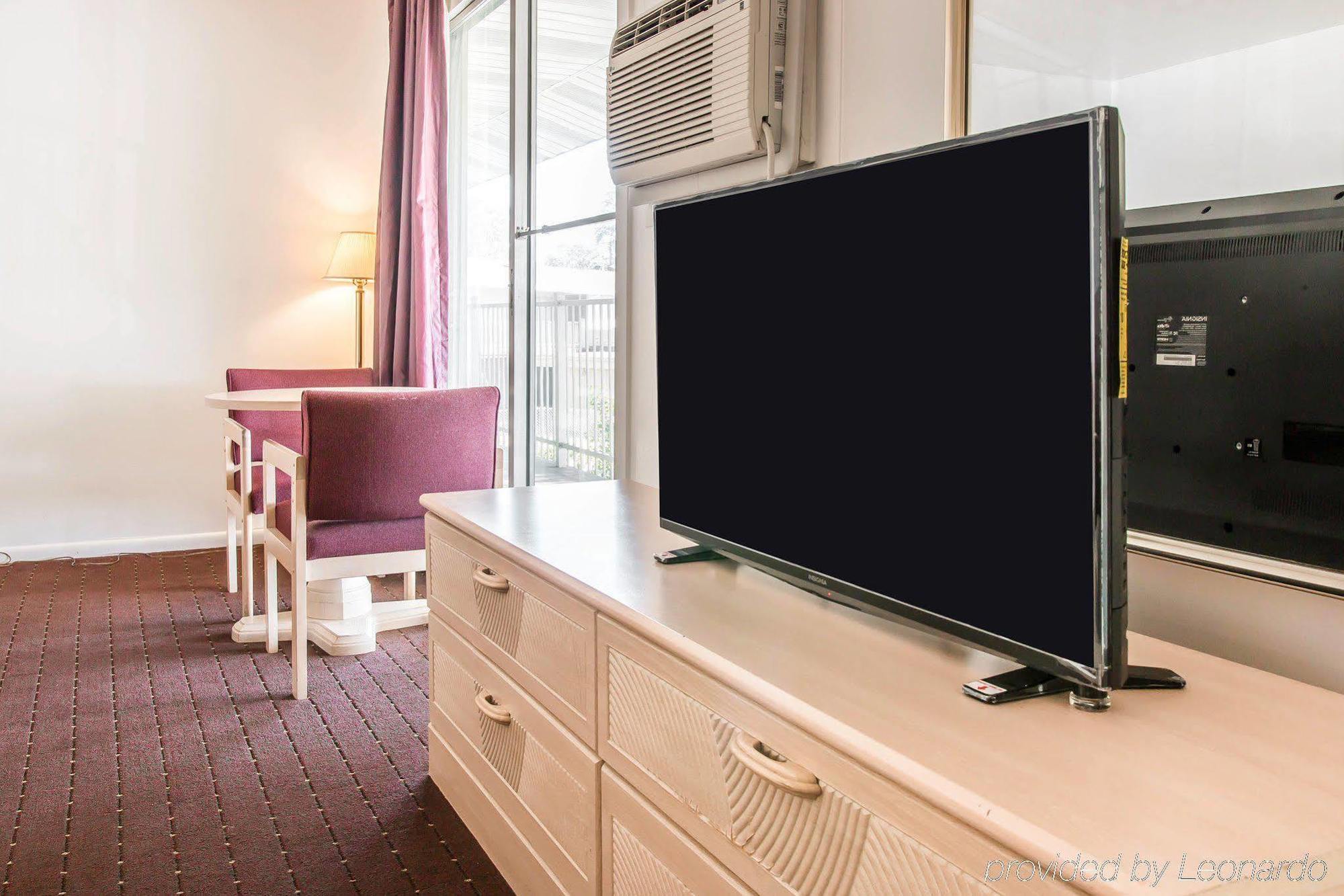 Econo Lodge Central Midland Luaran gambar